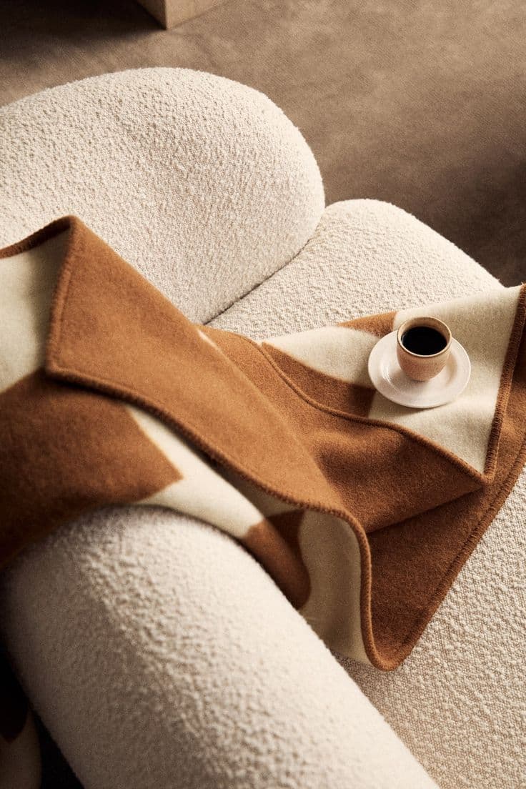 Notebook apoiado em assento de couro em ambiente aconchegante